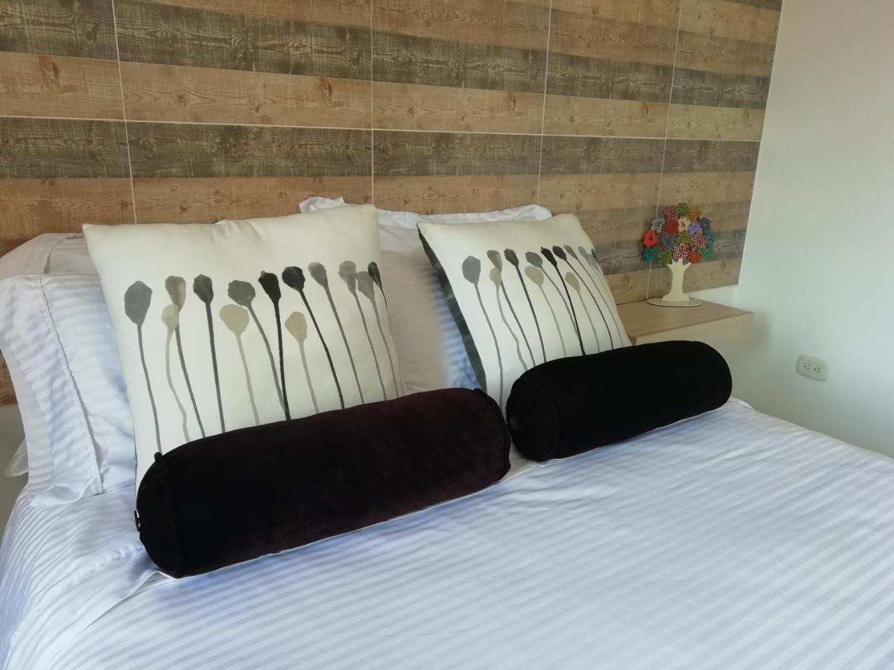Apartasuite Laureles Cmc Медельин Экстерьер фото