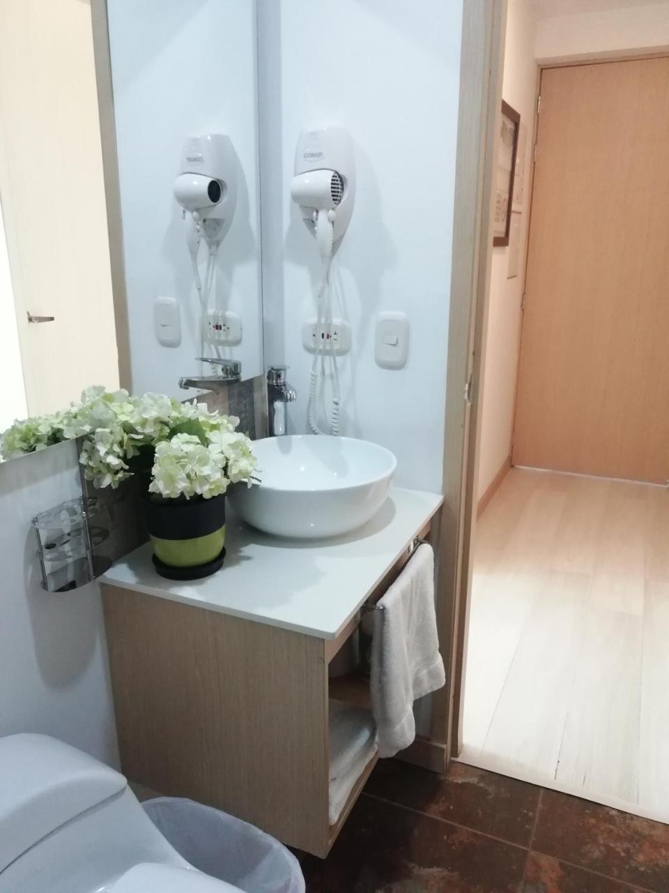 Apartasuite Laureles Cmc Медельин Экстерьер фото